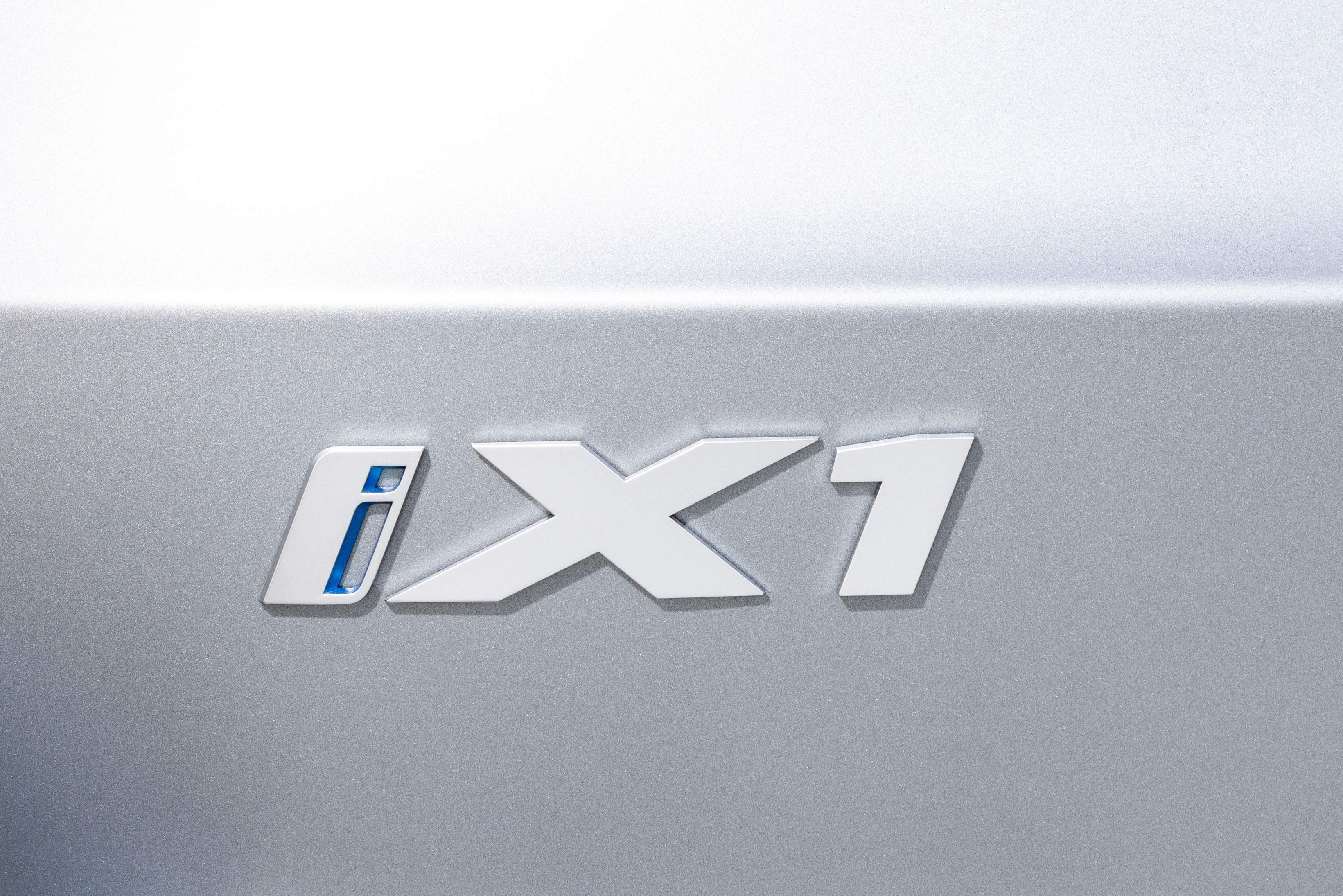 BMW iX1 esterni 8